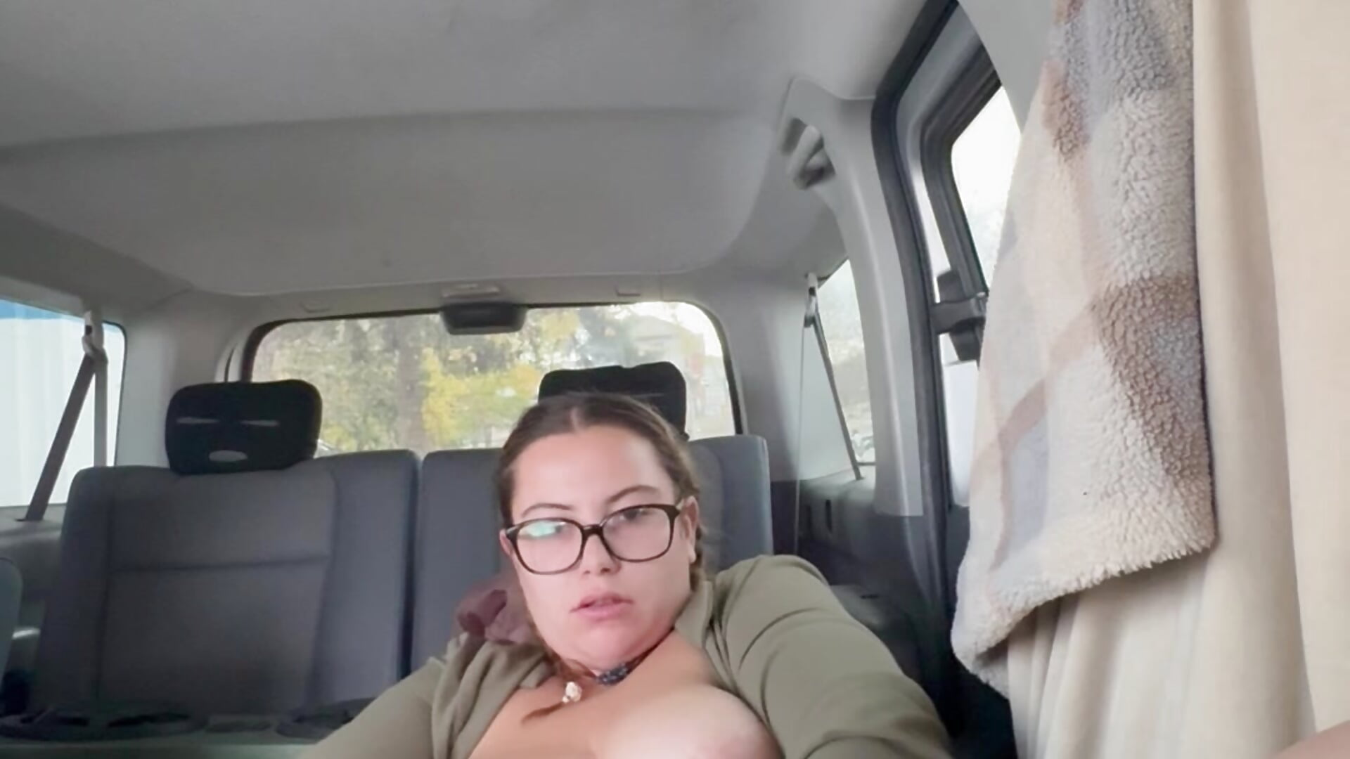 👀Watch me shove something big from my car🚙inside my tight pussy😈－カメラキャストのFreakyDreamaの動画