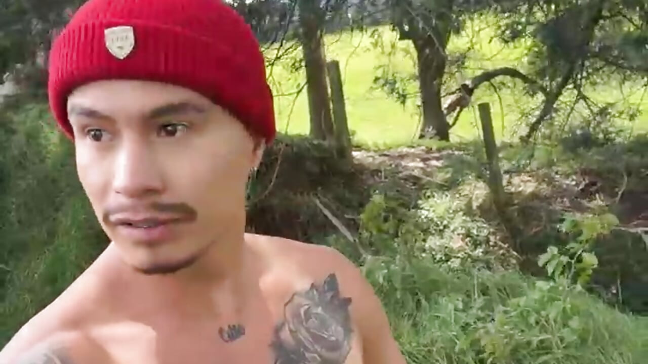dangerous walk completely naked outdoors - סרטון של DOMINICKVEGAS77, דוגמן/ית מצלמה
