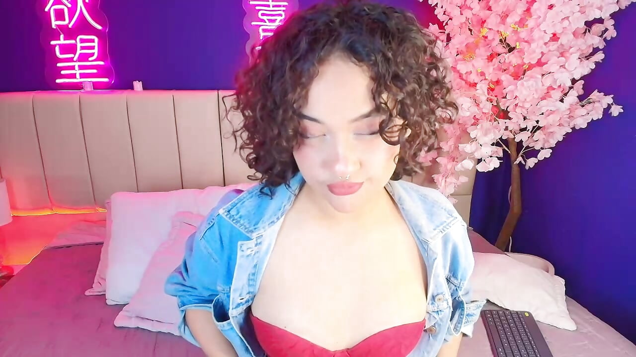 See how i touch my boobs - video _sarahRose kameramallilta