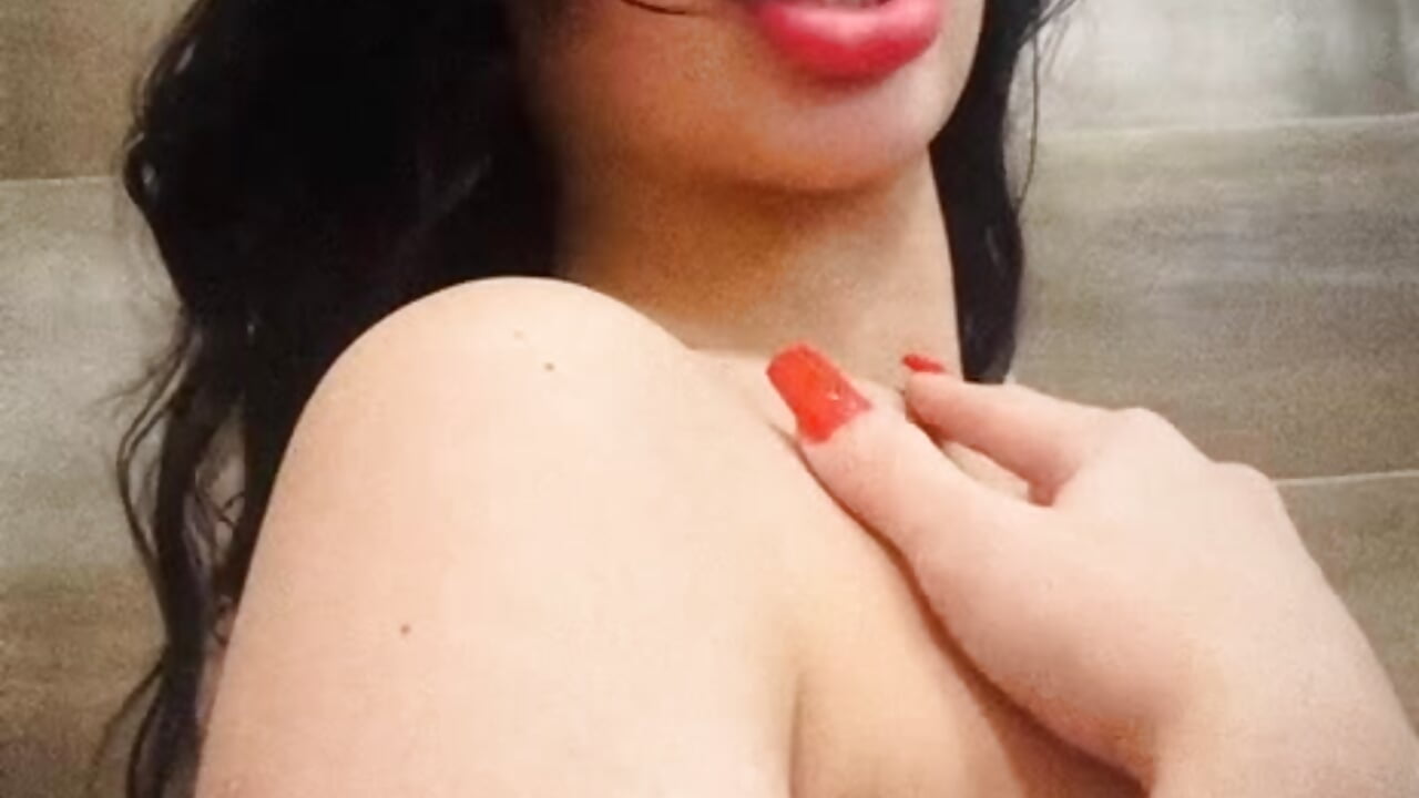 wet me babe - video by ElysiaKiss cam model