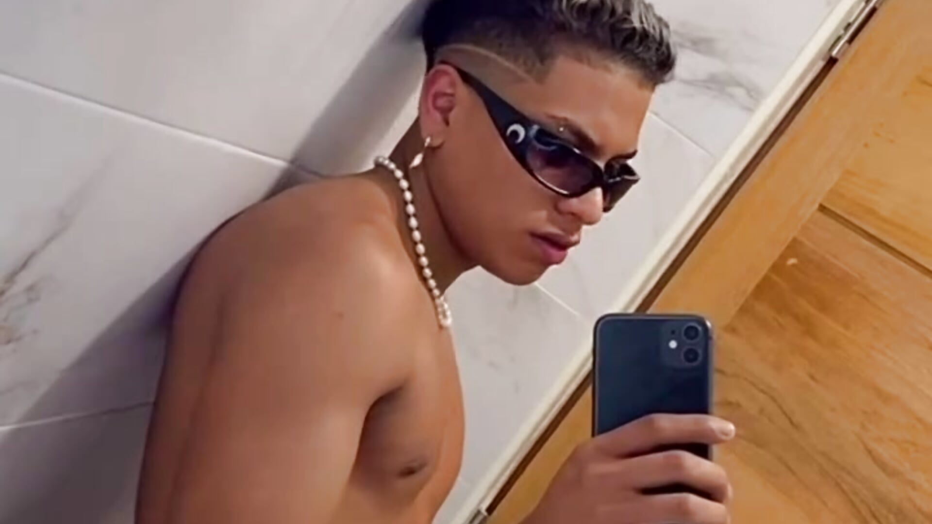 1000014072 – видео вебкам-модели Mike_and_Rayan