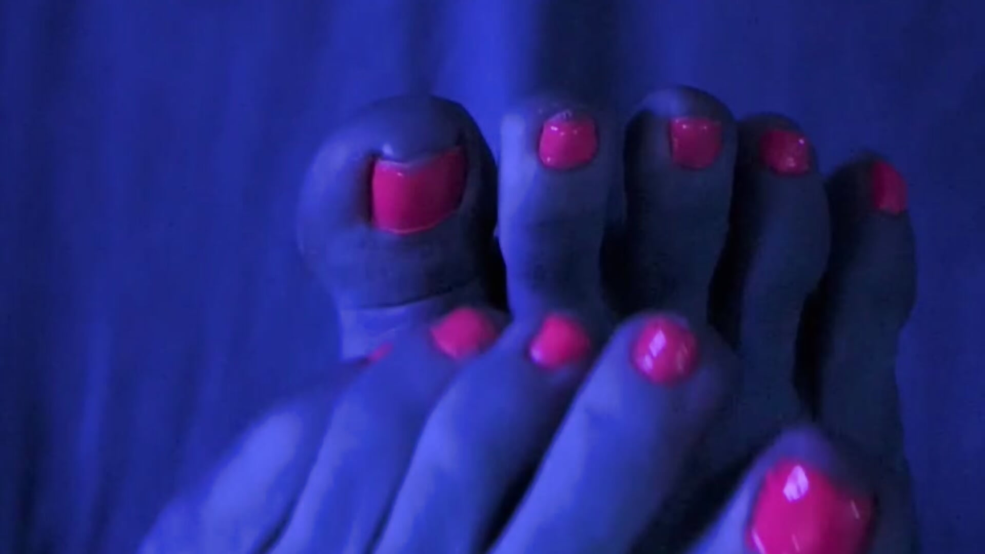 Showing off my feet & neon toes! - video by Kitttygorawwwr cam model