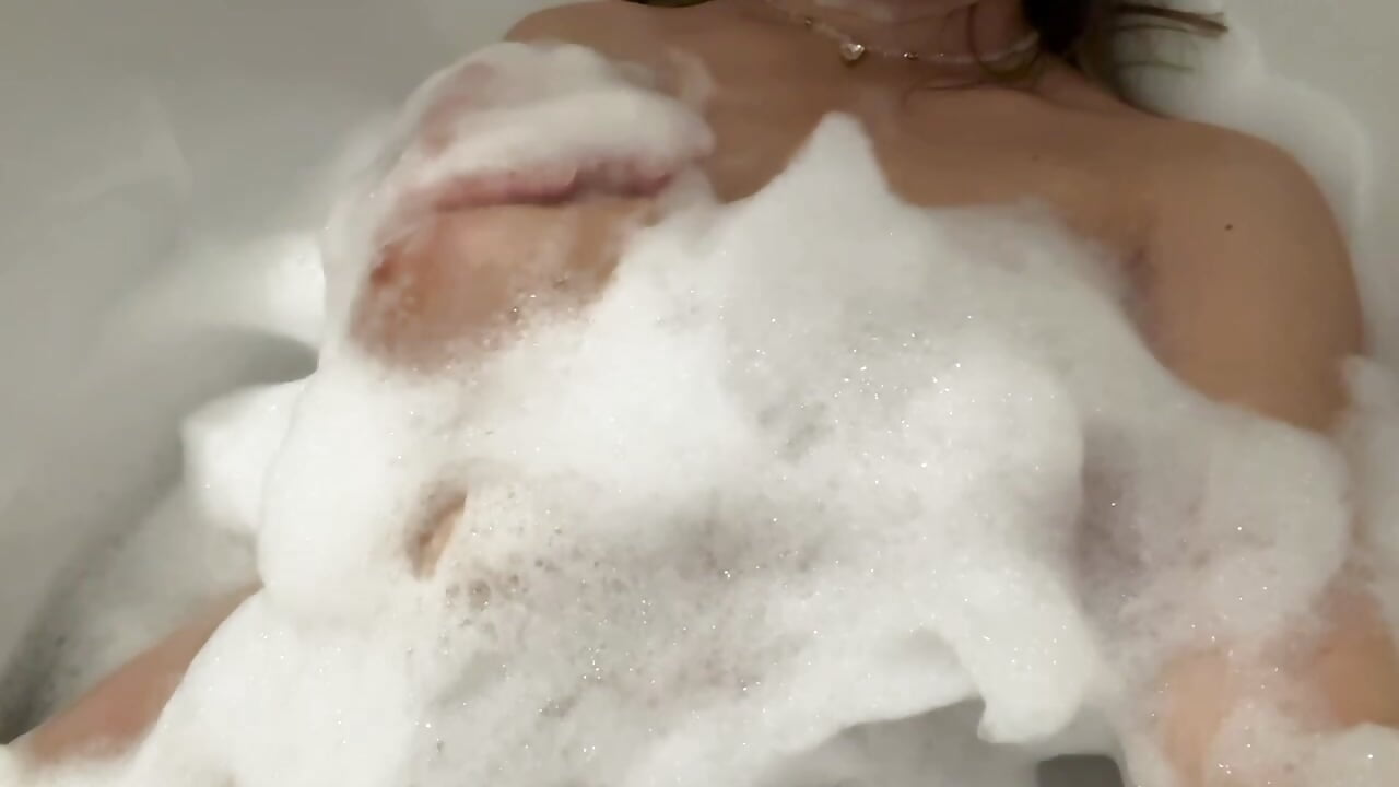 take a bath with me - video by JennyBecker cam model