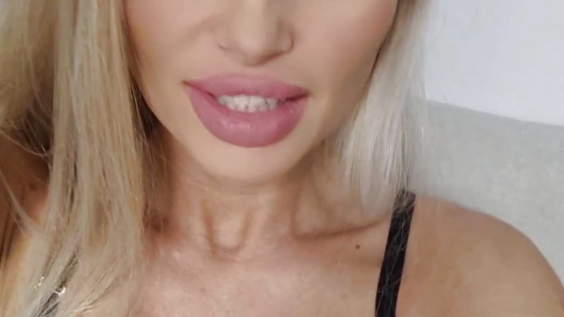 Kisses - video by IsaVelvetxxx cam model