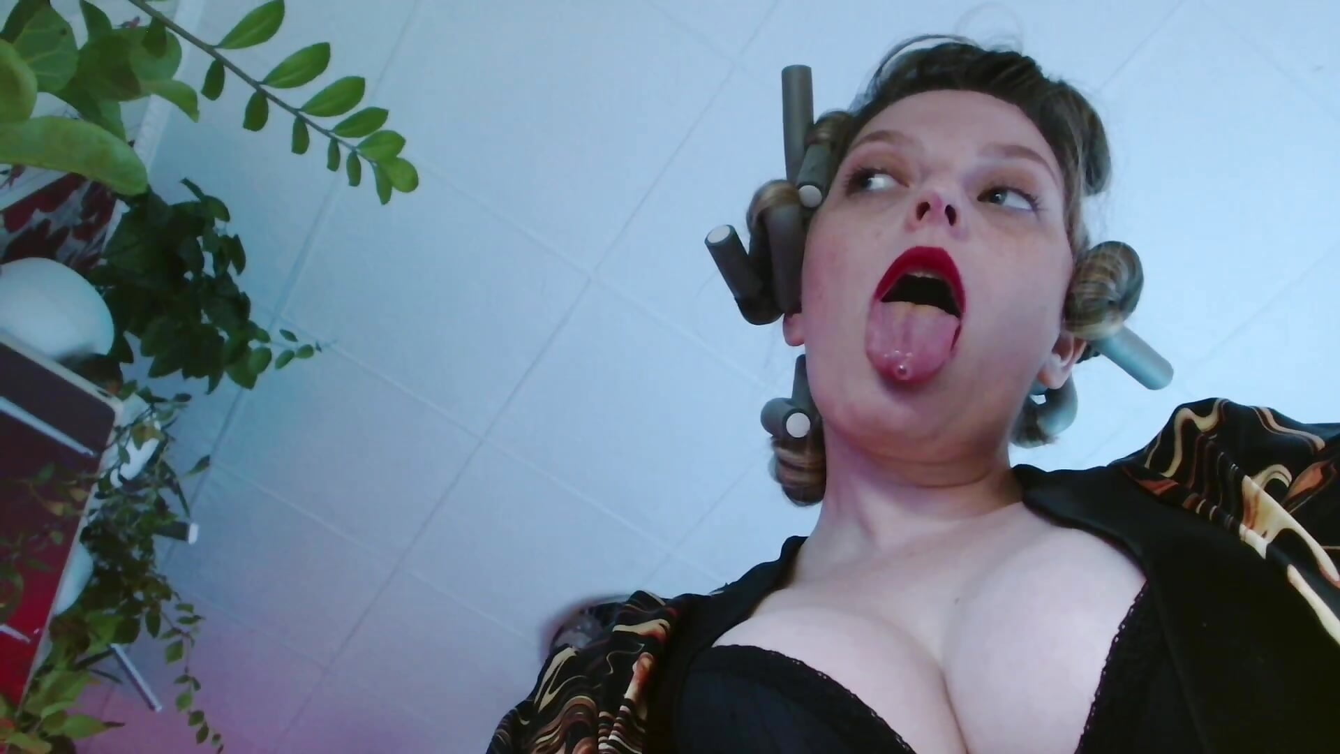 I'll help you wipe your face – video af dominyantrix cam-model