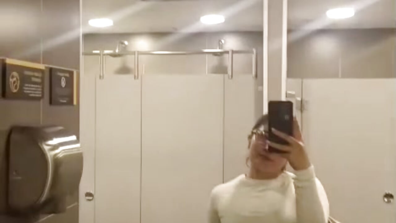 making my butt bigger and harder in the gym - video by hanna__w cam model