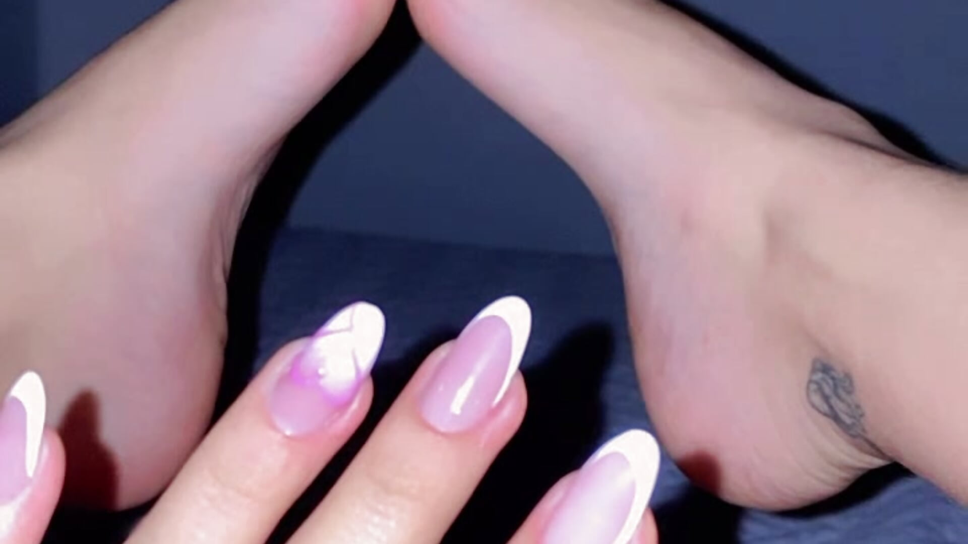 feet and pussy - video by KIMMY_MONTIELL cam model