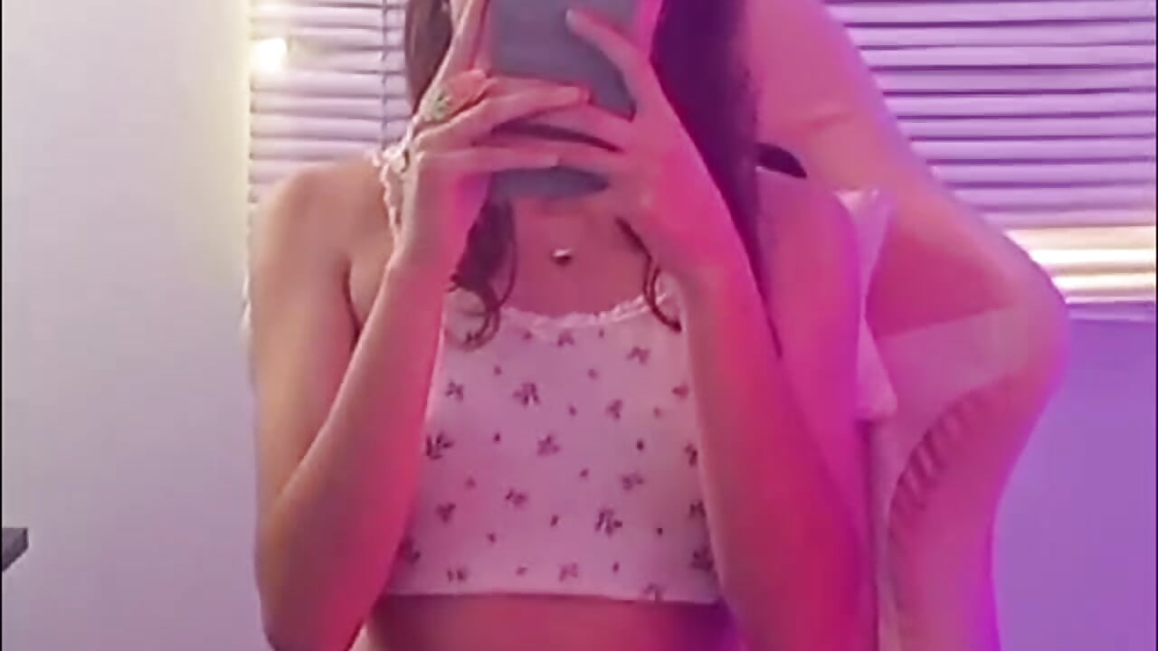 cute♥ - video by EmilyCollins11 cam model