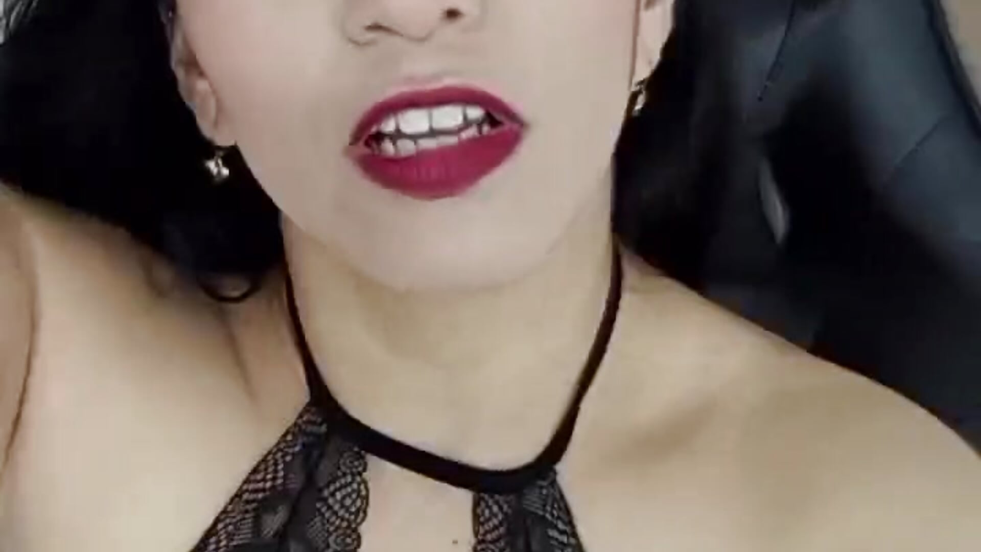 Do you want to see how everything disappears between my lips?💋 - video di MeganDiamont_FG modella di cam