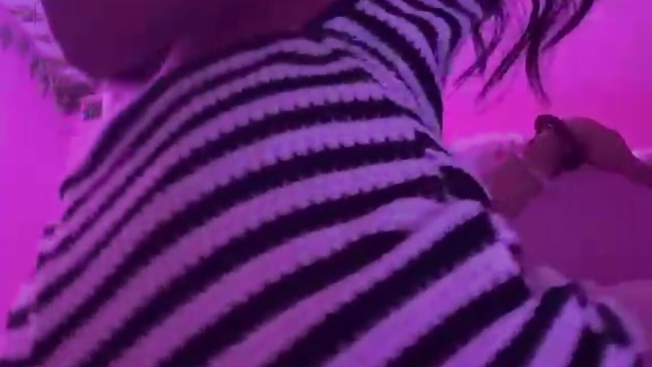 Do you prefer a sweet dance or one with more mischief?🫦🎶 - video di TOOKIOG_ modella di cam