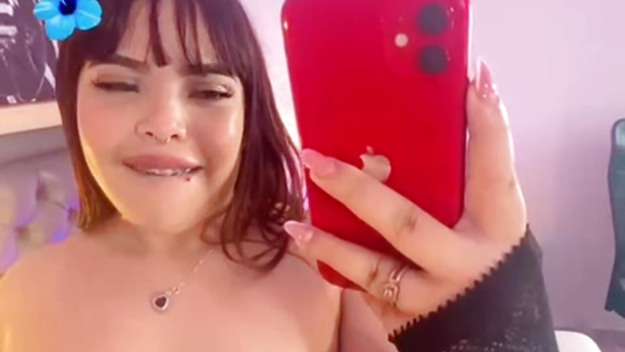 Come closer ... don't be shy. ✨️🥵 - video by Ari_coleman cam model