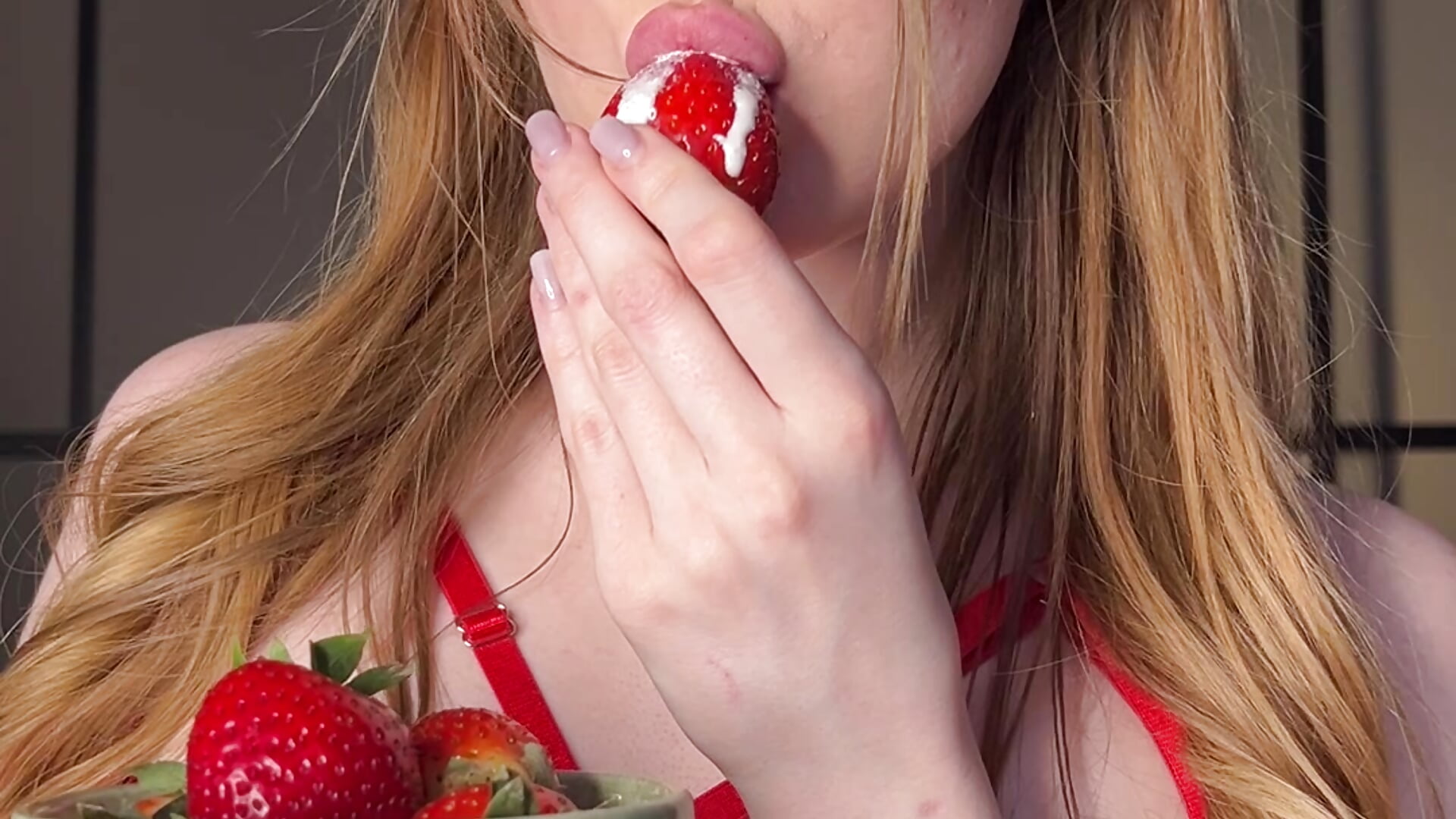 sweet in red - วิดีโอโดย MiraJuicyJune โมเดลแคม