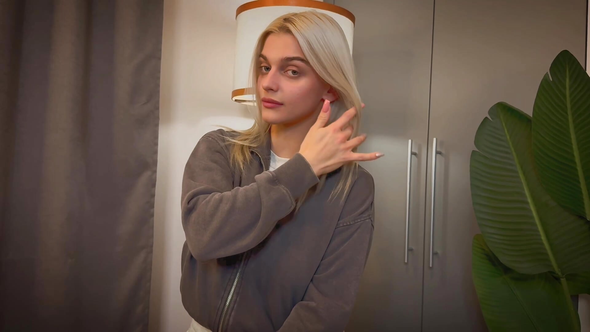 Look into her soul, what do you see there? - video by AdameShoyer cam model