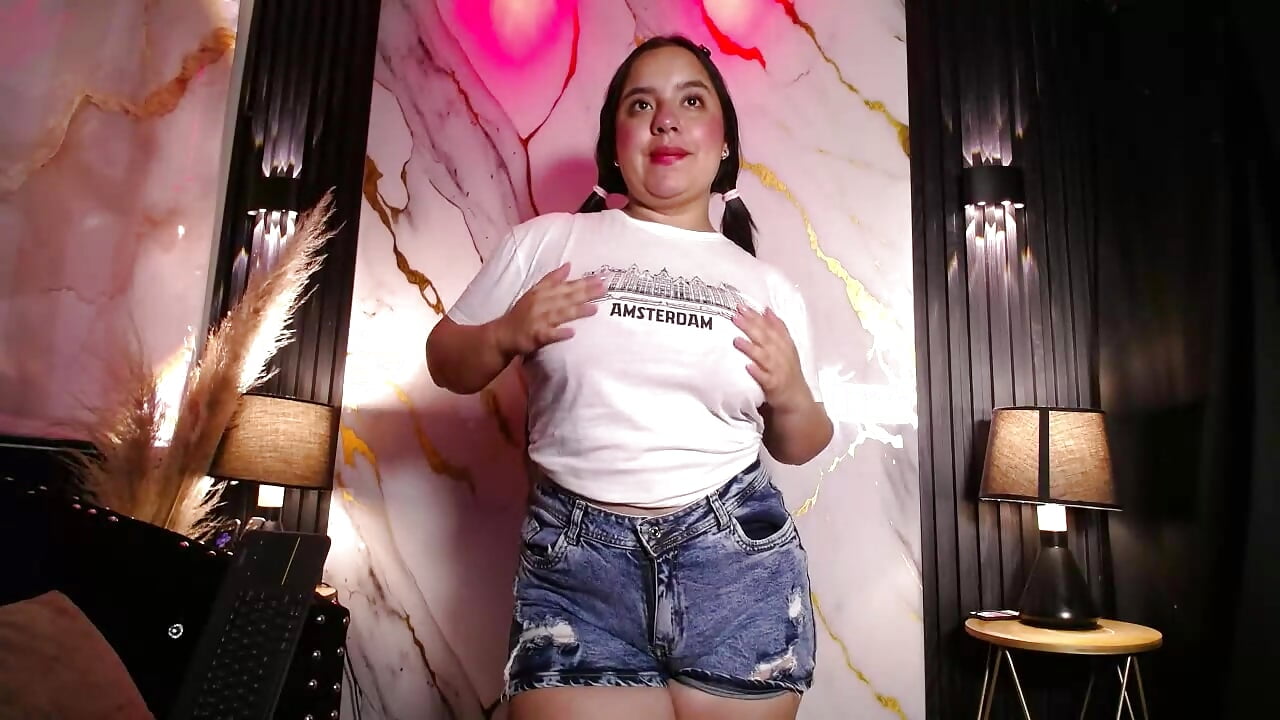 MY DOMI IS ALWAYS ON!!. It’s a hot day, so my tits need to cool down, help me let them go play - video oleh Sammy_Boobiex