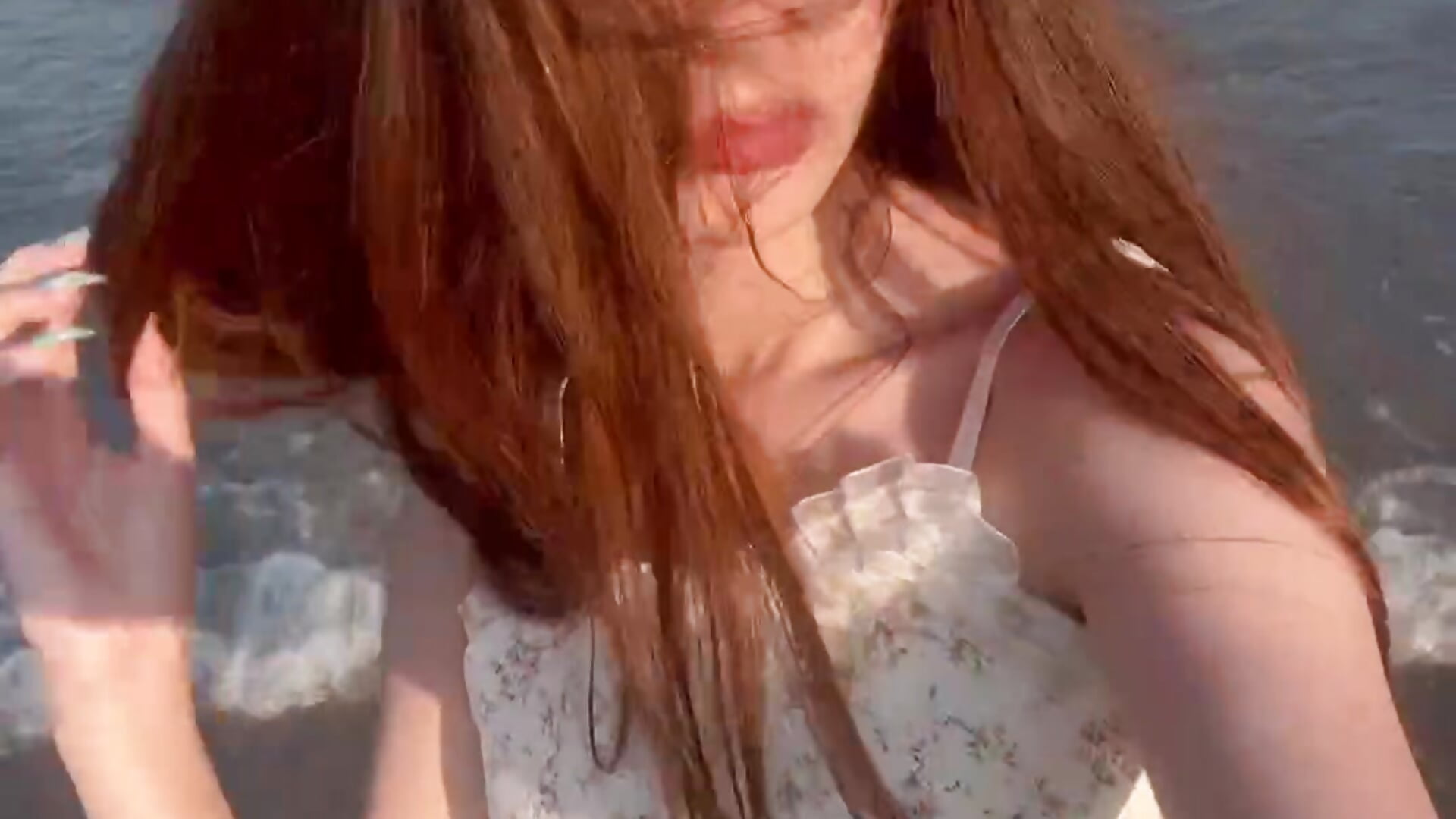 Relaxing by the sea - video van HollyPaw cam-model