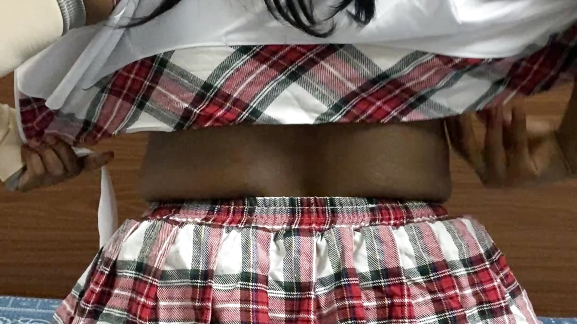 Top Removing－カメラキャストのNikkitha69の動画