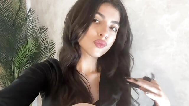 playing with my hair - video by violettabernel cam model