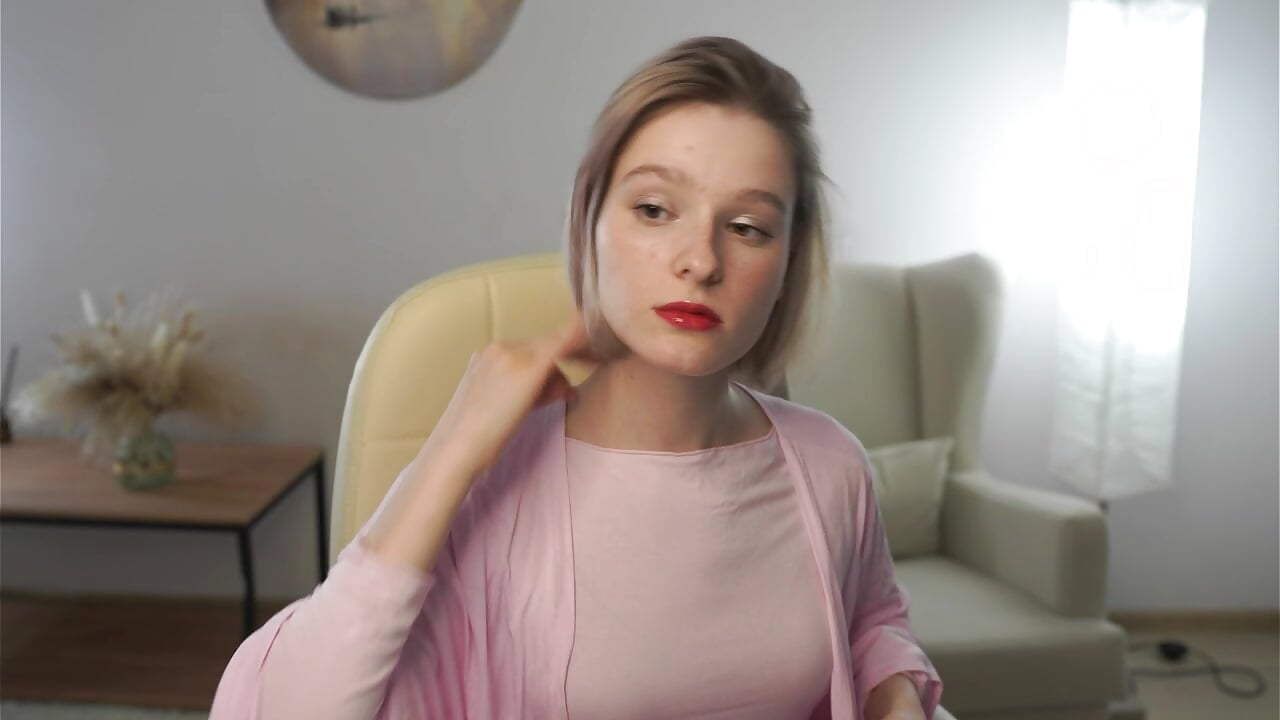 Hi, It's Me - video by EvitaMull cam model