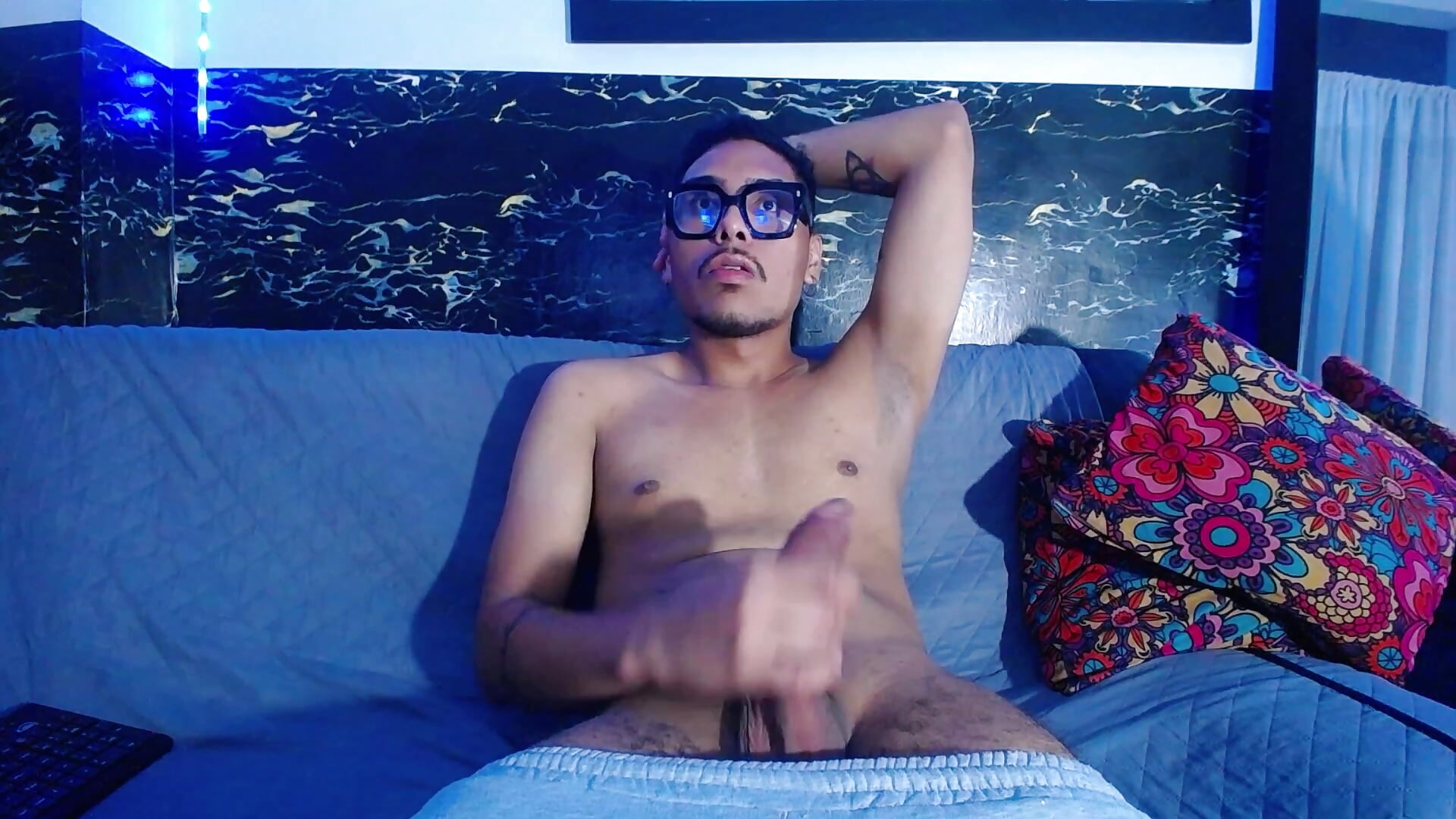 big and hard so you can sit on it - Video von LatinWolfBoy