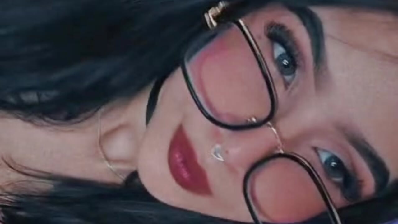 A flirtatious glance, and a little lower... - Video von miel_18