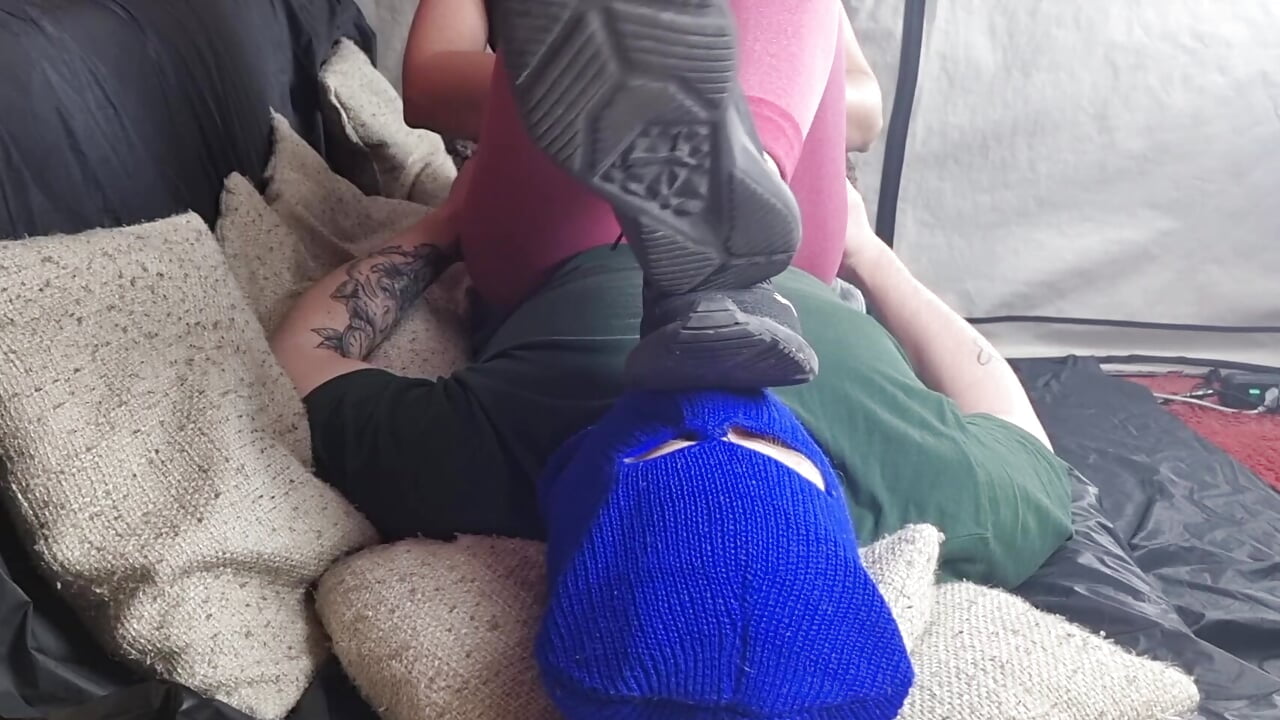 Schwarze Sneaker und weiße Socken im Gesicht - Video von femdom_jozi Cam-Model