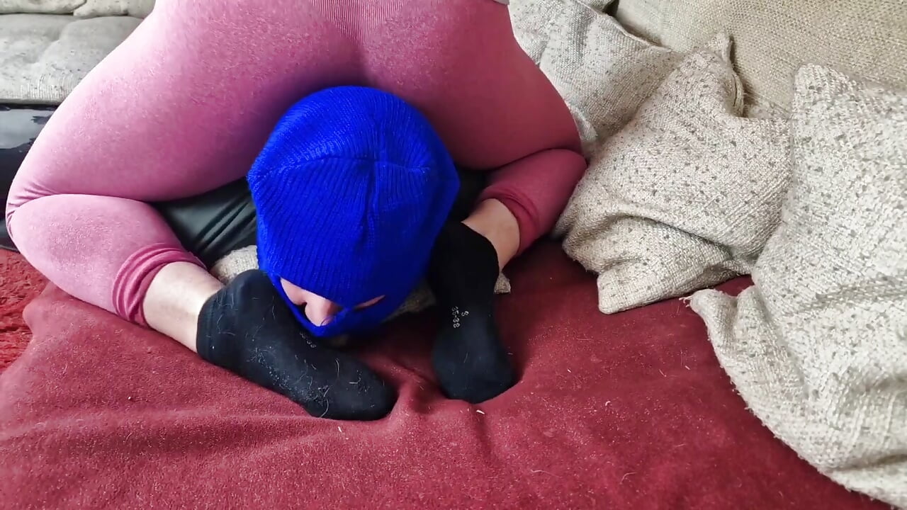 Er riecht an meinen stinkigen sneaker Socken nach dem Sport - video by femdom_jozi cam model