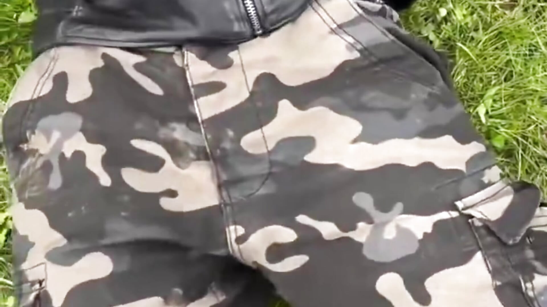 A barátom rugdossa a golyoimmat – video modela na kameri HugeChart0
