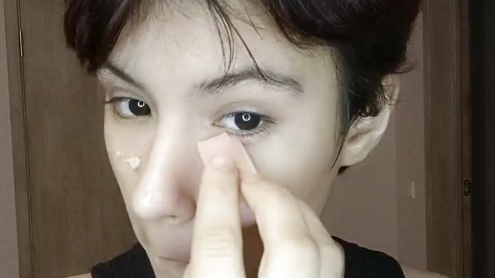 Applying Makeup - video by Mary_Suee cam model