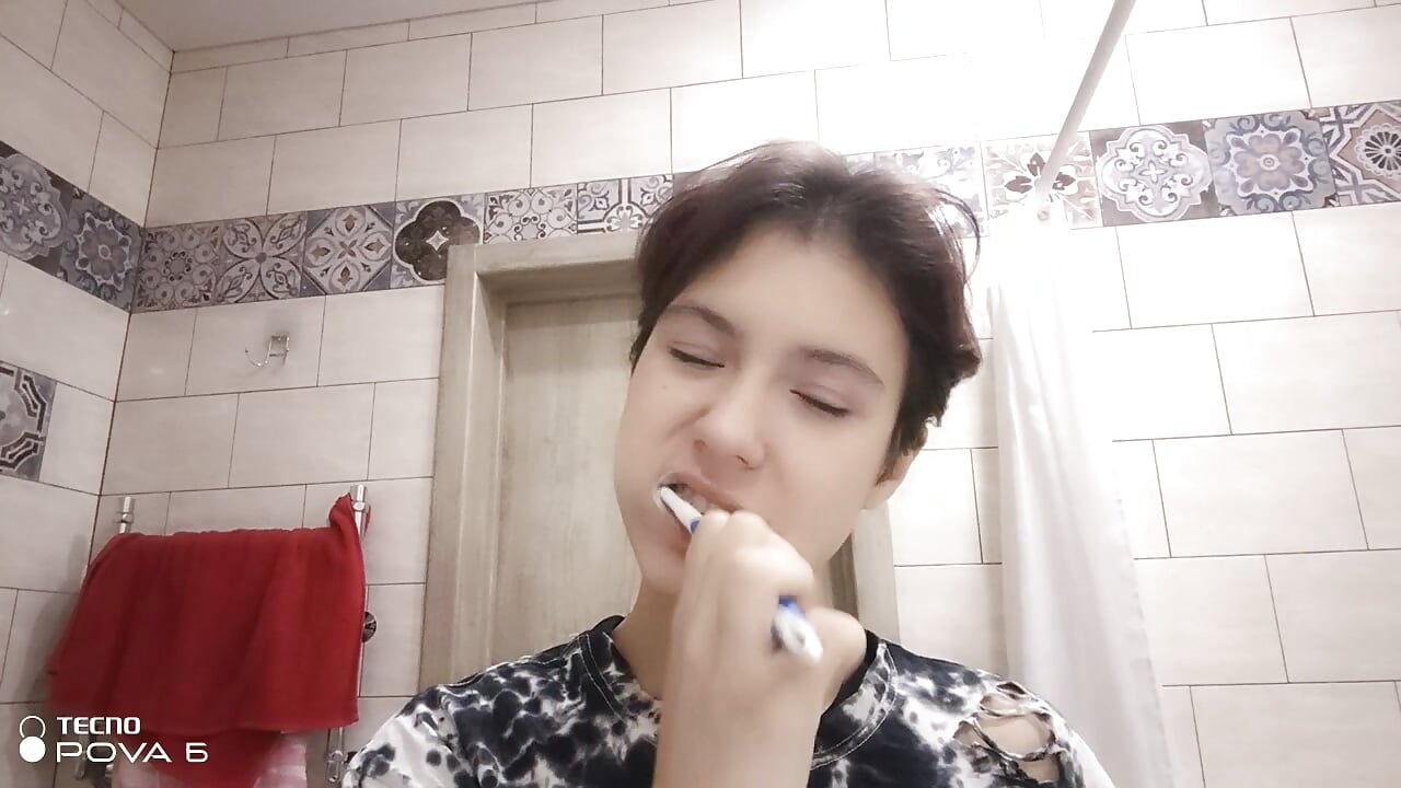 Cleaning My Teeth (messy) - video by Mary_Suee cam model