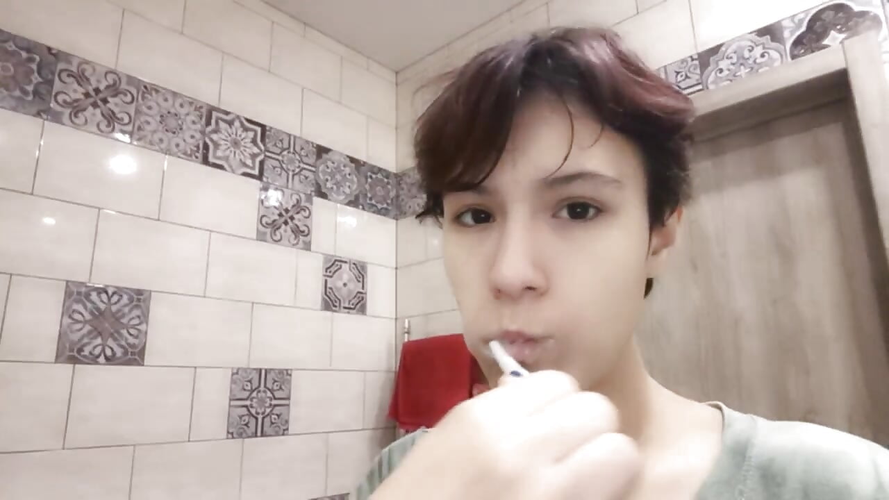 Cleaning My Teeth (Messy) - video by Mary_Suee cam model
