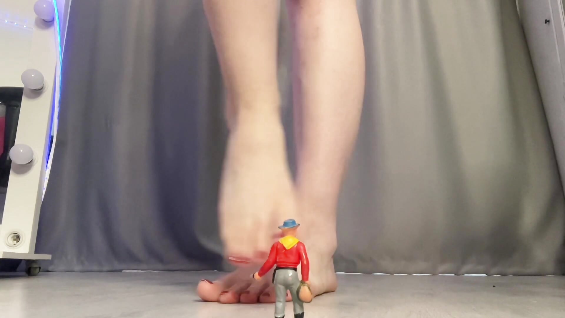 Giant Darinekzilla gonna smash you up - video oleh model kamera Darineko_