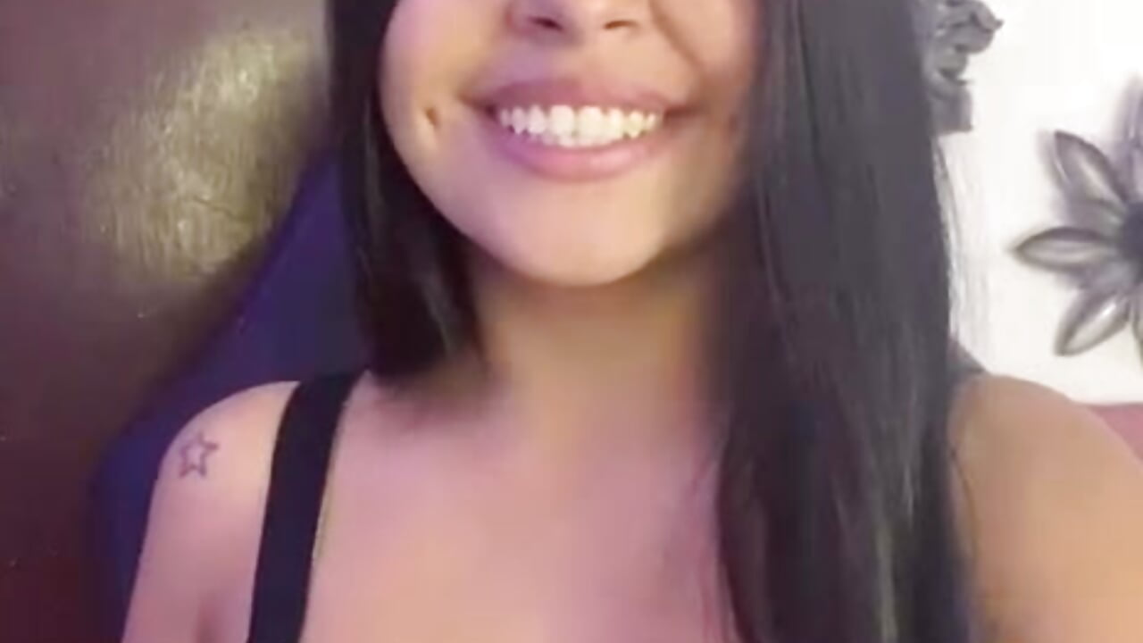 Kisses for you 😘 - video by NaylaAbadi cam model