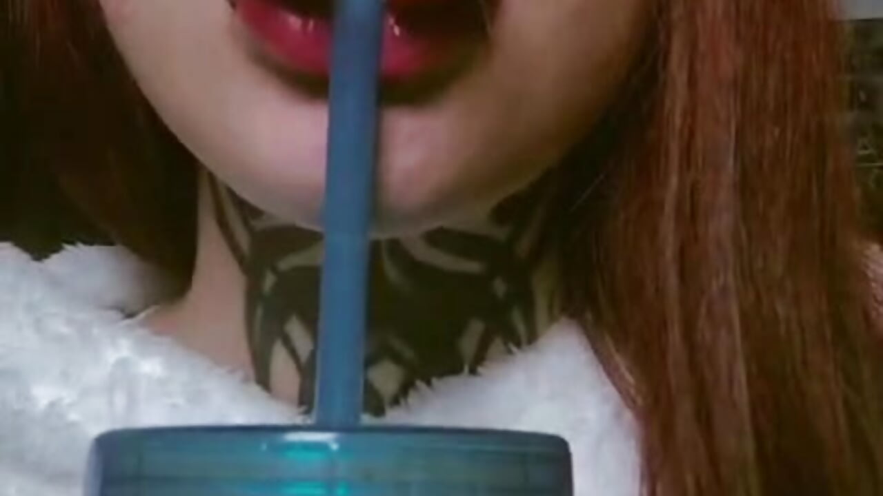 Would you like a drink? 👅 – video od webkamerové modelky lust_ink