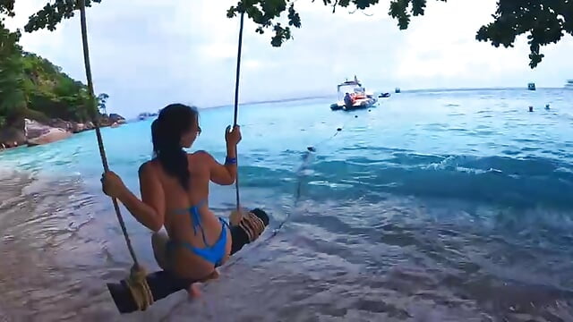 swim - วิดีโอโดย BrunetteVibe โมเดลแคม