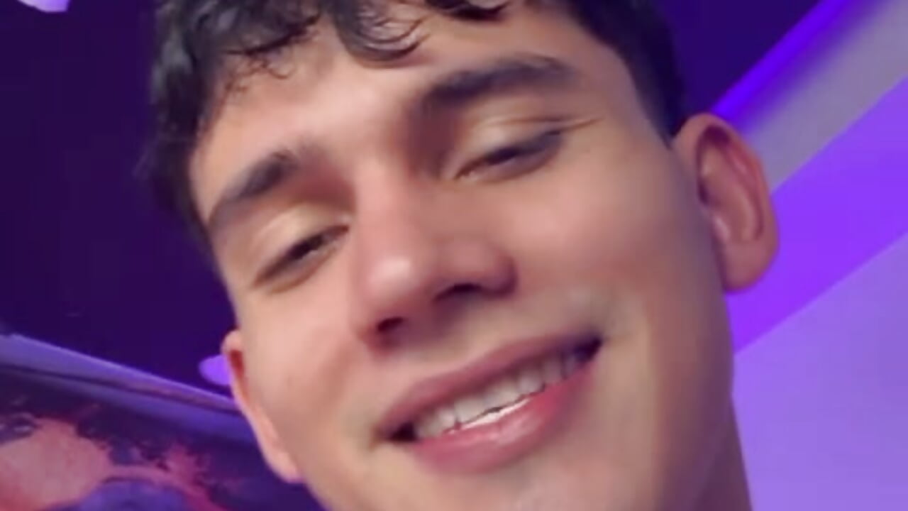 Cute boy - video av estebanperez_26 cam-modell