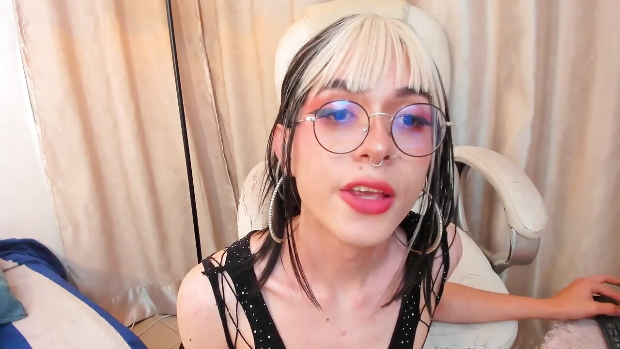 Sucking my fingers for u - video by cleeo_nile cam model