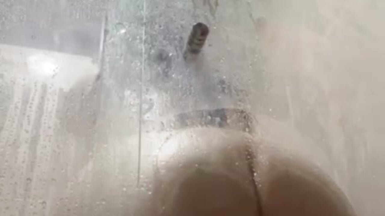 Shower 💦 - video by Has_gonzalez cam model