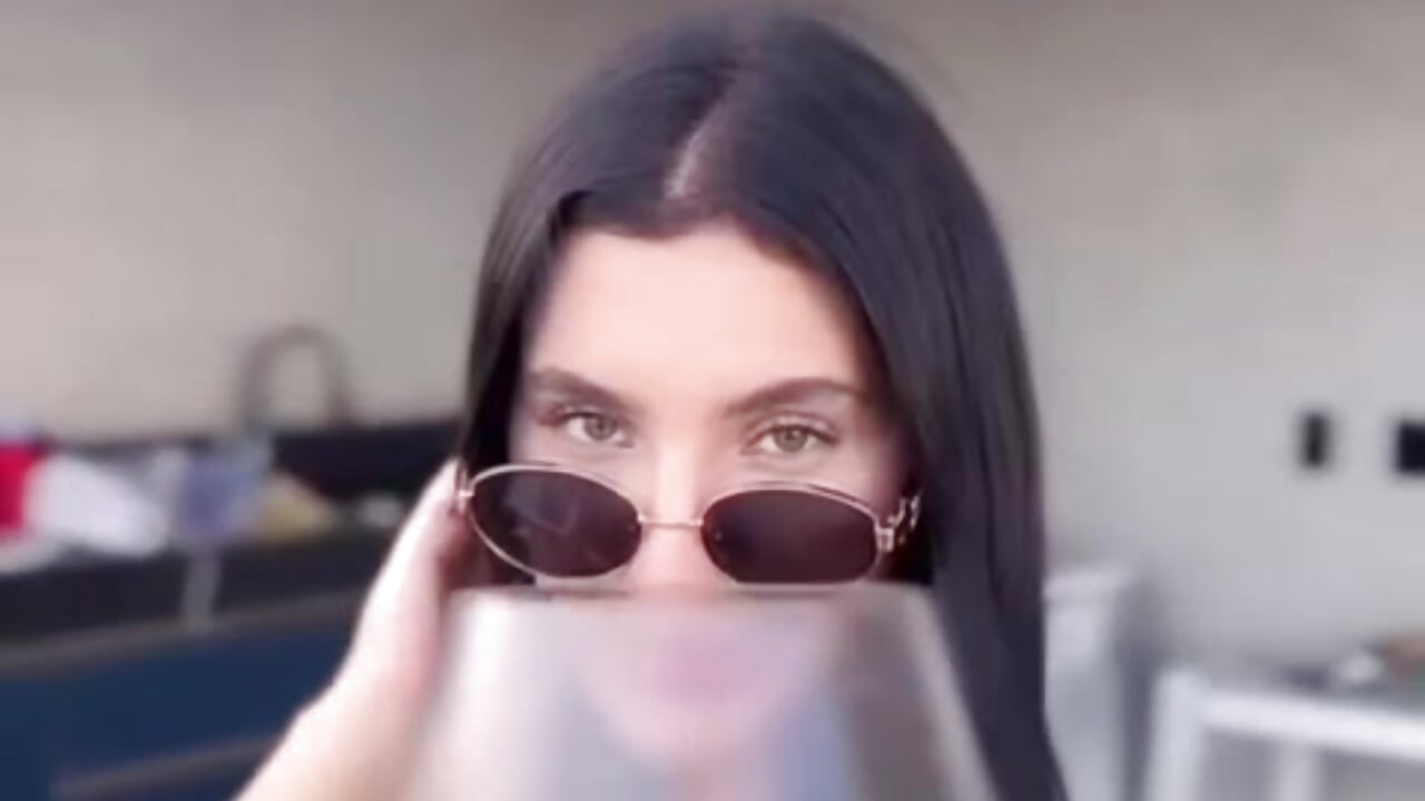 ;) - βίντεο μοντέλου engelintense