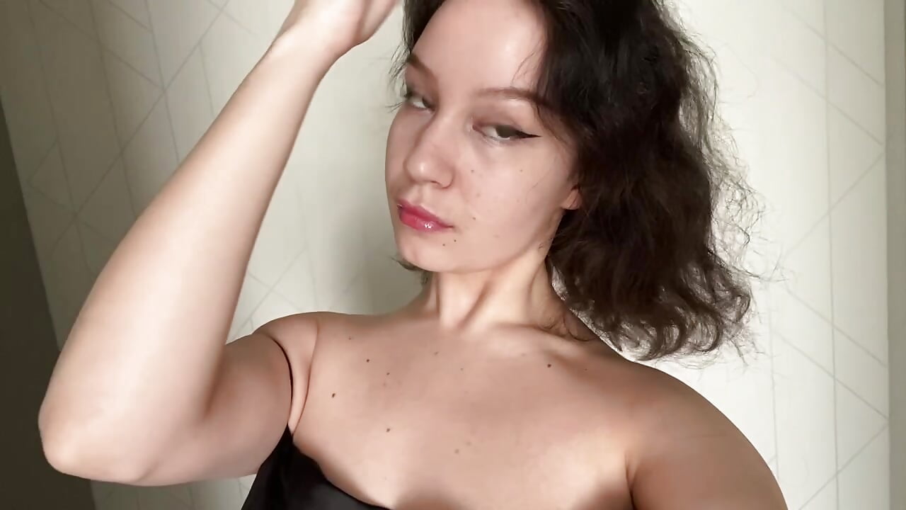 Beauty in black - video by Mila_petal cam model