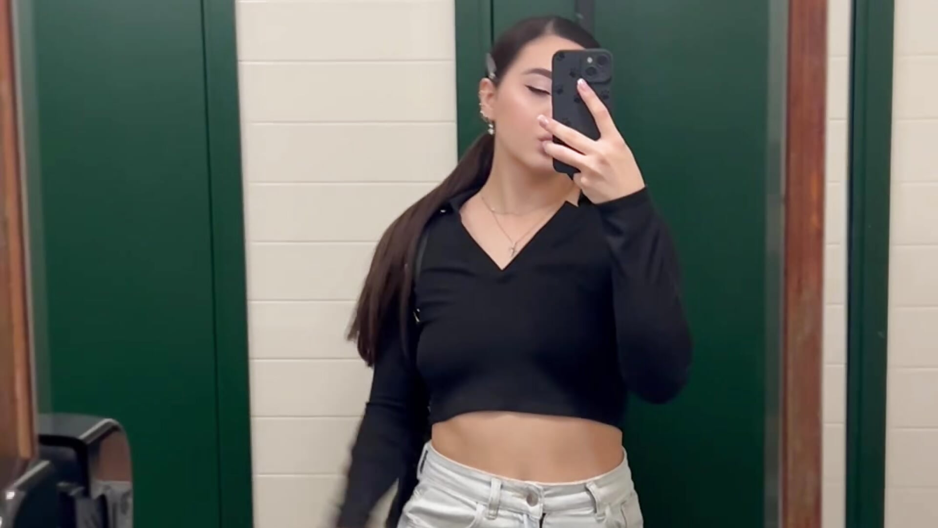 Outfit - video by AheadSort cam model