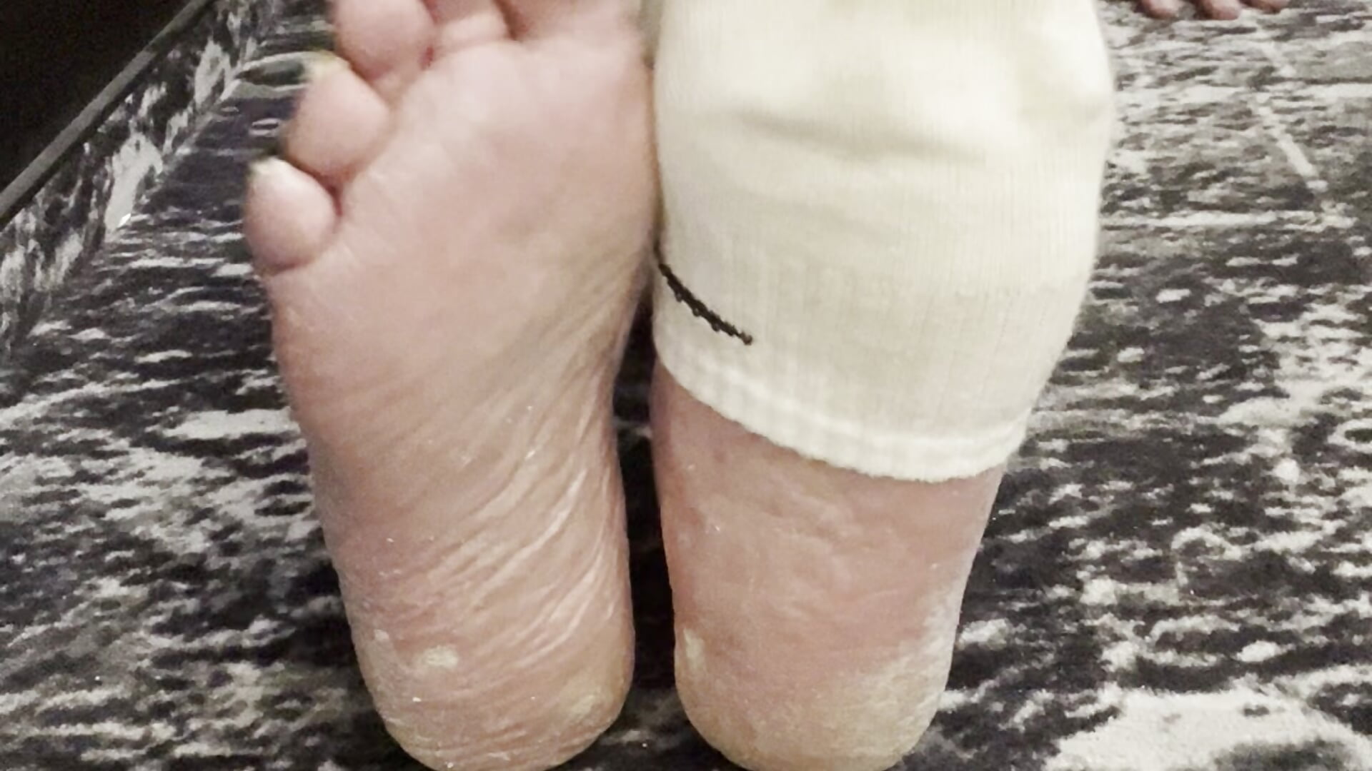 Coach Karl Socks and Bare Feet 5834 - video oleh coach-karl kamera model