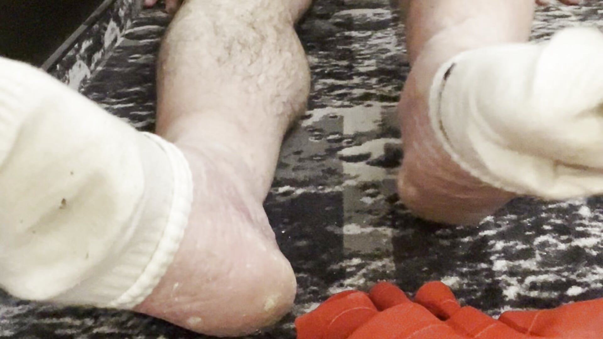 Coach Karl Bare Feet Cock and Balls 5836 - video oleh coach-karl kamera model