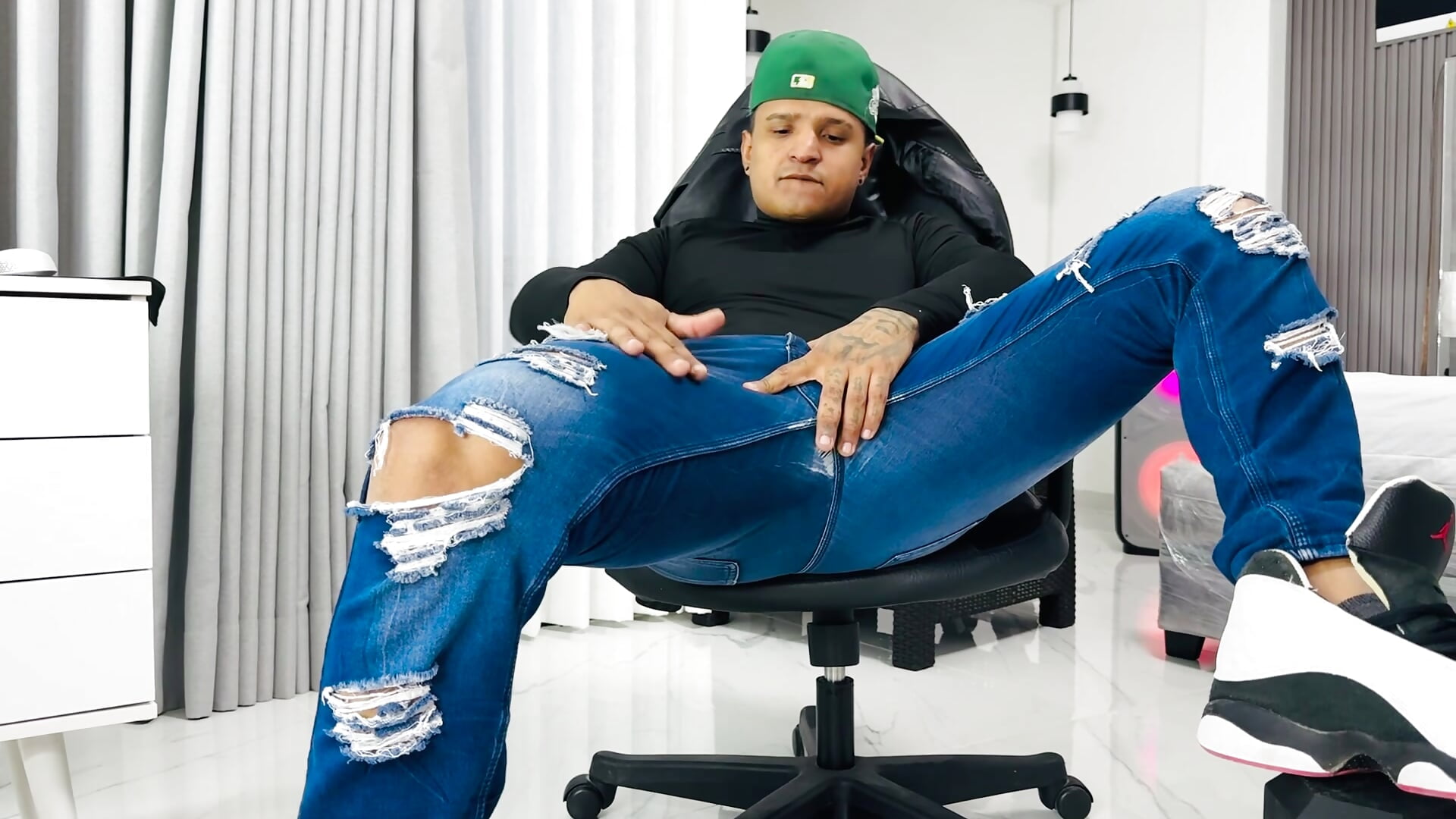 bulge and hot between legs– master_leather kameramodell videója