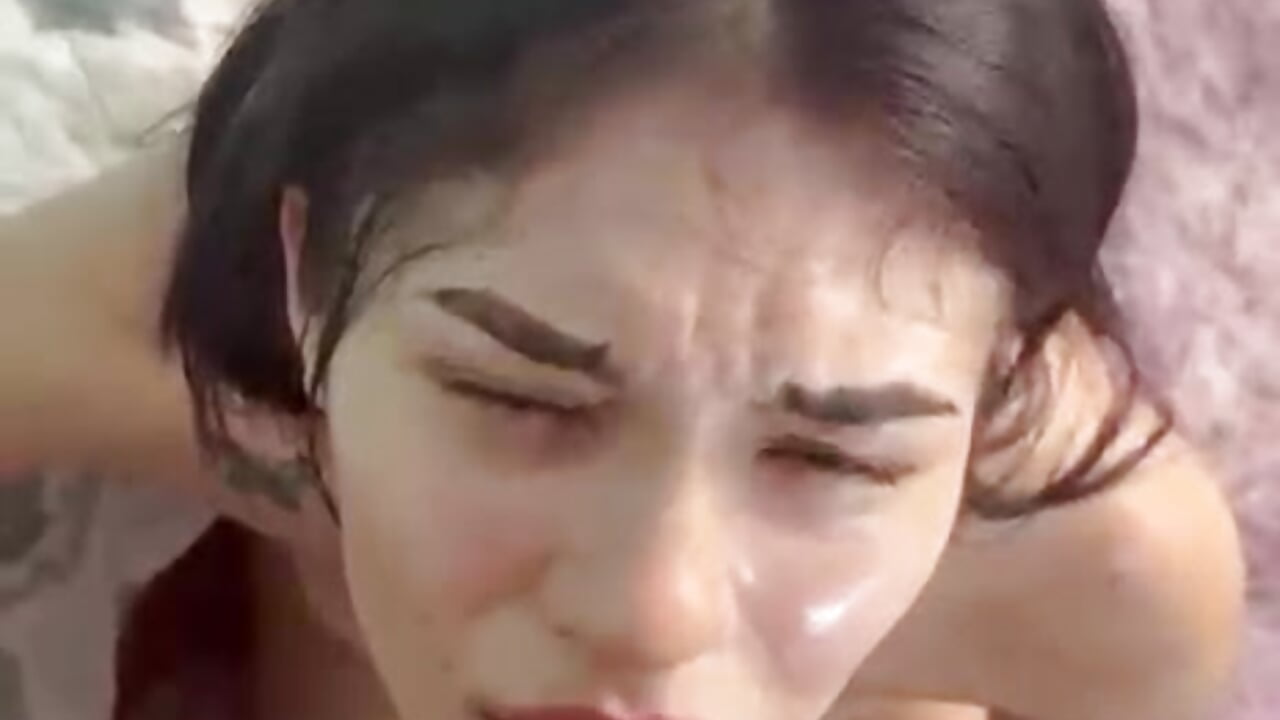 I masturbate and the girl on her knees receives my semen on her face😈
