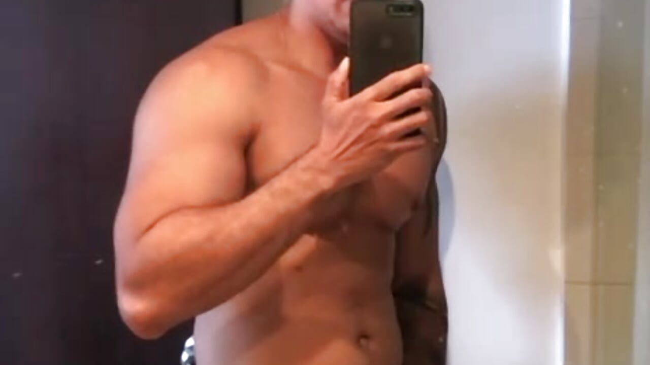 Secret in the bathroom! Get on knees and suck it. - Zed_ferrer 님의 동영상