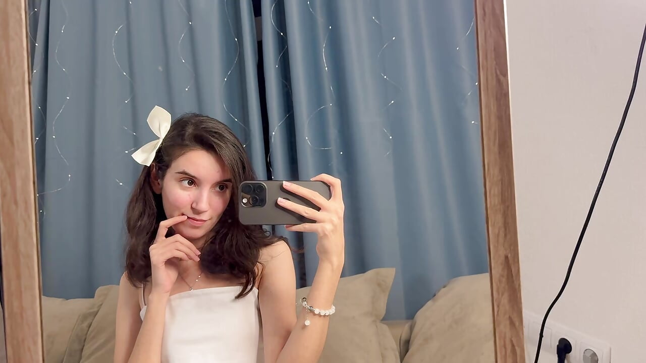 How do I look? - video oleh model kamera ShelaMailo