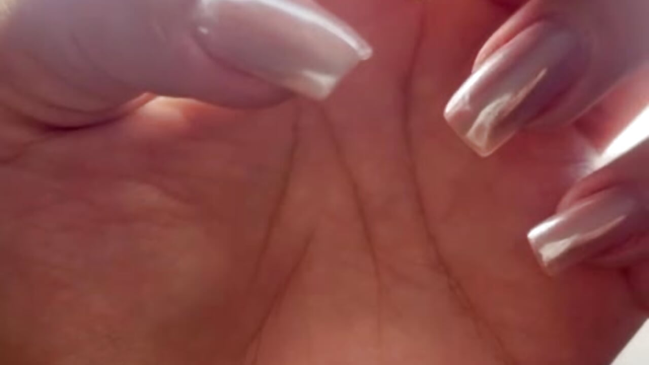 My beautiful nails 💜🤍 - vídeo de la modelo de cam lizzy_kane