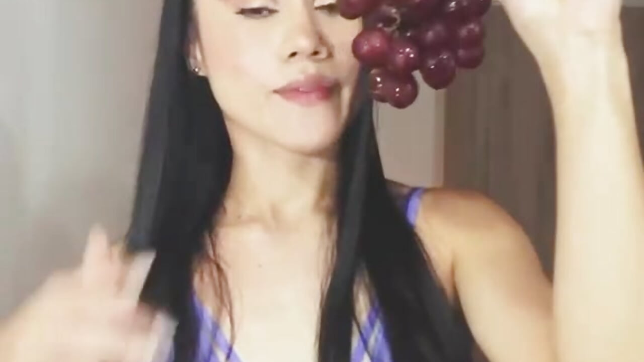 Ahora quiero probar tus dos uvas 🍇 - video di lizzy_kane modella di cam