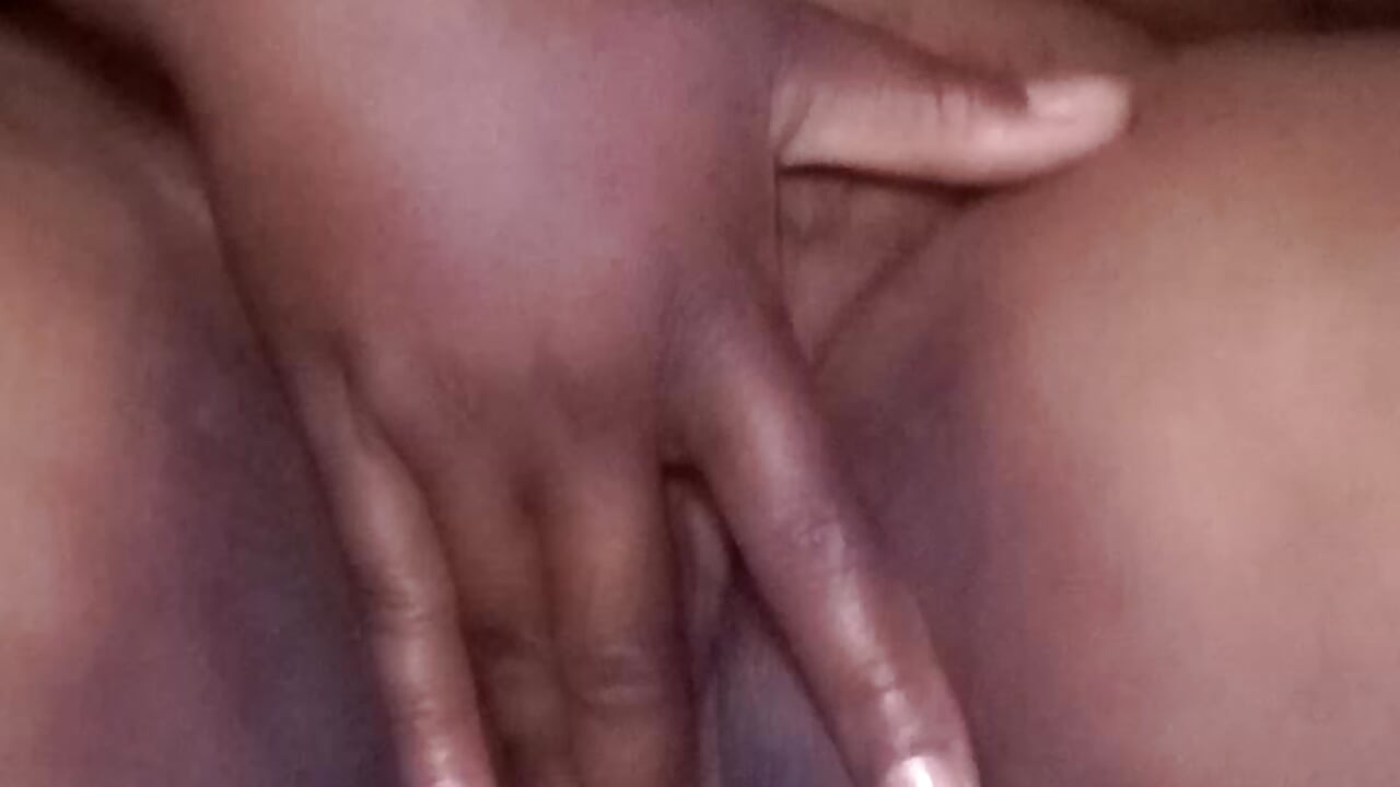 Fingerpussy - video by MissMoyo cam model