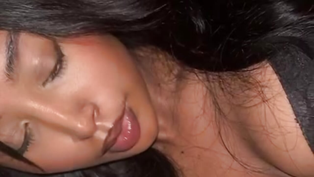 I bet you can’t stop looking at me 💋 - video by AriNova- cam model